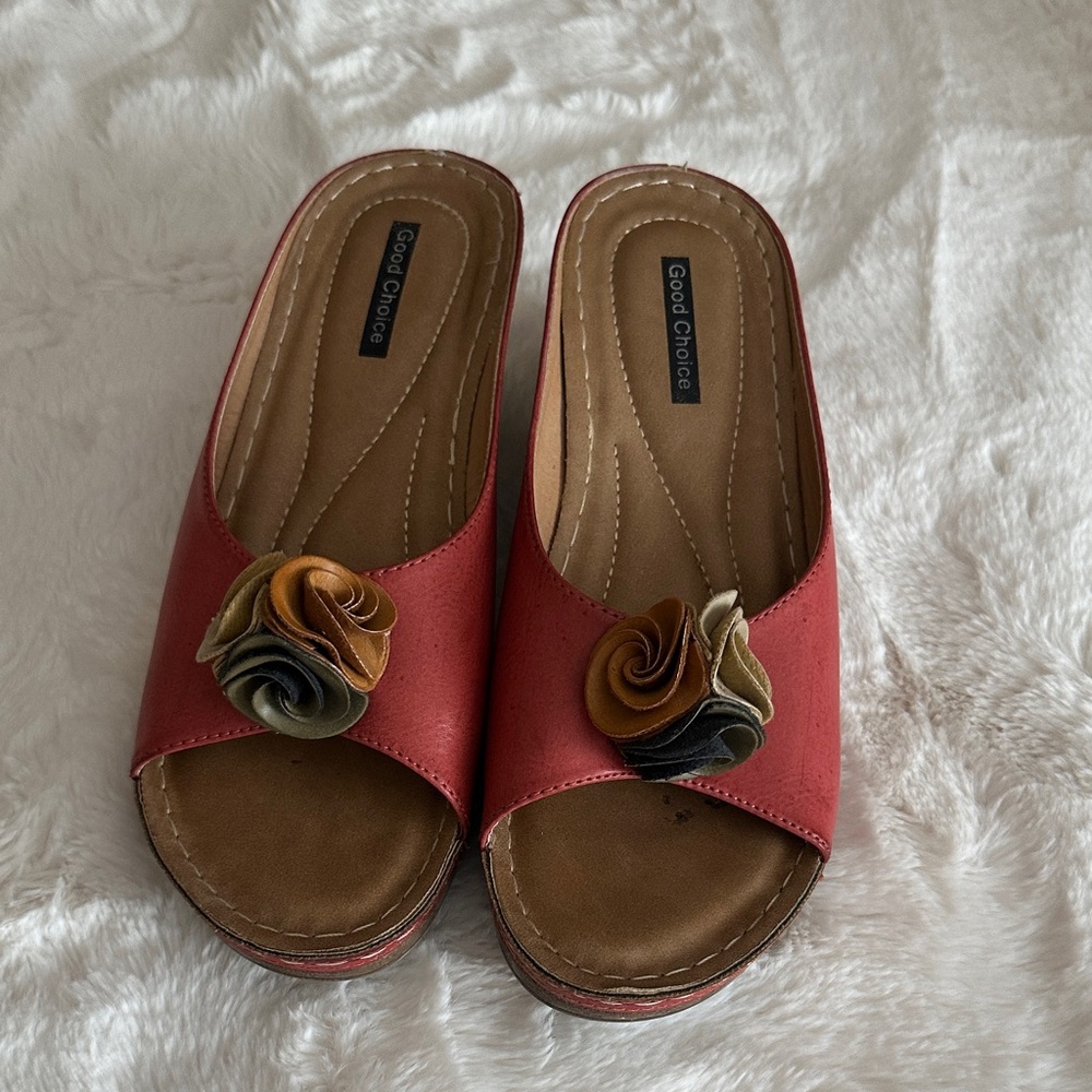 Good Choice Red Mules with Floral Design and wedge heel